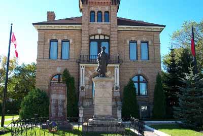 General view of the Neepawa Court House / Beautiful Plains County Court Building, showing its local buff brick exterior walls with limestone trim, 2001. (© Parks Canada Agency / Agence Parcs Canada, 2001.)