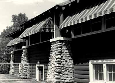 View of the front verandah at the Golf Clubhouse (B7), 1984. © Agence Parcs Canada / Parks Canada Agency, 1984.