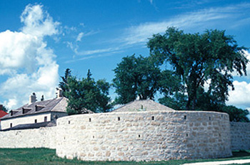 Vue générale de l'arrière du bastion sud-ouest montrant les murs en pierre, le toit recouvert de bardeaux de bois et le revêtement des lucarnes, 1997. © Parks Canada Agency / Agence Parcs Canada, S. Buggey, 1997