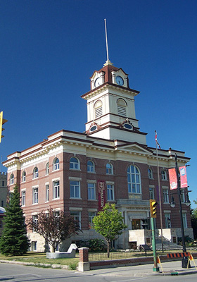 General view of St. Boniface City Hall, showing its Classical-revival style with formally symmetrical façade, 2005. © St. Boniface City Hall, Lil Zebra, 2005.