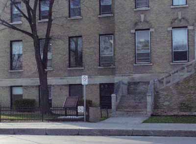 View of the St. Boniface Hospital Nurses' Residence, showing the heavy limestone course at the base of the first floor, 2005. (© Parks Canada Agency / Agence Parcs Canada, 2005.)