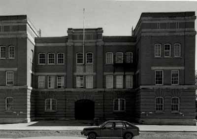 Front elevation of the McGregor Street Armoury, showing the Tudor-Revival style and fortress motif, 1994. © Department of National Defence / Ministère de la Défense nationale, 1994.