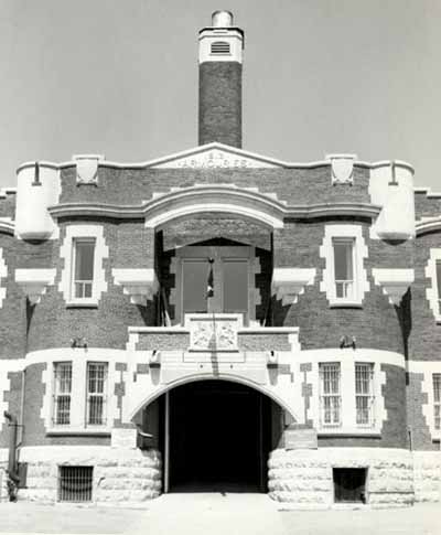 Main entrance of the Minto Armoury on St. Matthews Street, 1990. © Department of National Defence / Ministère de la Défense nationale, 1990.