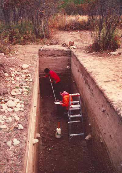 Photo showing an archaeological dig at the Oxbow National Historic Site of Canada, ca. 1982. (© Parks Canada Agency/Agence Parcs Canada, ca./vers 1982.)