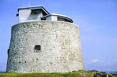 General view of the Carleton Martello Tower showing the shuttered windows, 1988. © Parks Canada Agency / Agence Parcs Canada, 1988