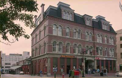 Corner view of the Saint John City Market, showing the prominent downtown location at the northwestern corner of King Square, 1987. (© Parks Canada Agency/ Agence Parcs Canada, 1987.)