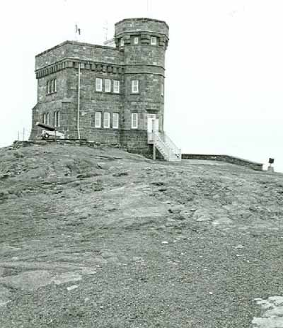 General view of Cabot Tower, showing its two-storey 9.4-metre (30-foot) square structure and three-storey 15.24-metre (50-foot) octagonal tower, 1988. © Parks Canada Agency / Agence Parcs Canada, I. Doull , 1988.