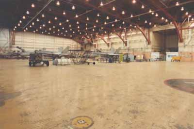 View of the interior of Hangar 1, showing its structure and interior finishes, including the Warren Truss system and the reinforced concrete slab, 2000. © Department of National Defence / ministère de la Défense nationale, 2000.