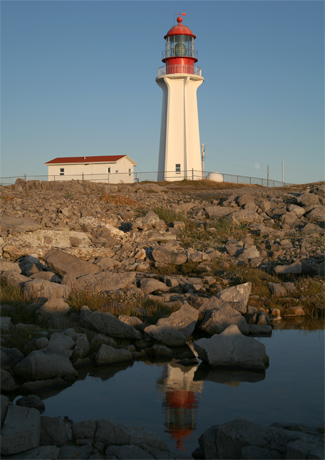 Vue générale du phare de la péninsule de New Férolle, 2009. © Kraig Anderson - lighthousefriends.com