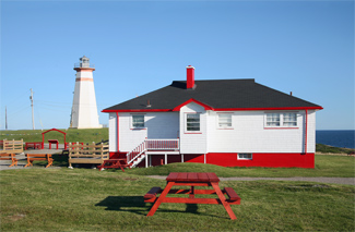 Vue générale du phare de Cape Ray, 2009. (© Kraig Anderson - lighthousefriends.com)