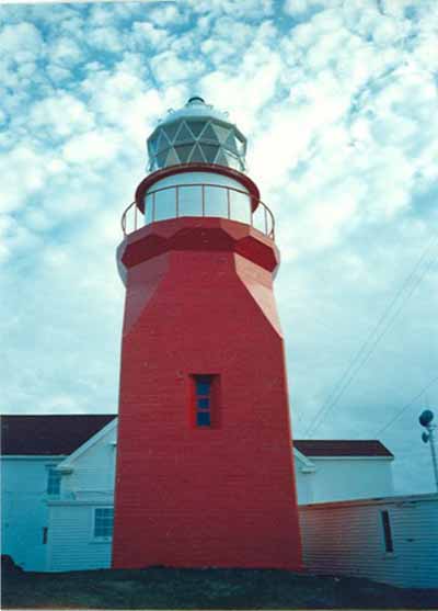 General view of the Lighthouse, showing the sequential geometric massing of the tower, 1988. © Canadian Coast Guard / Garde côtière canadienne, 1988.
