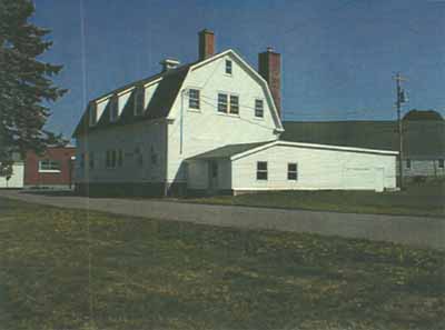 General view of the Cereal Forage Building showing the west elevation, 2001. © Agriculture and Agri-Business Canada \ Agriculture et Agroalimentaire Canada, 2001.