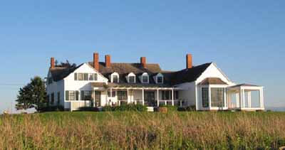 General view of Thinkers' Lodge, showing its setting on a spacious property jutting out into the Northumberland Strait, 2007. © Parks Canada Agency/ Agence Parcs Canada, Danielle Hamelin, 2007.