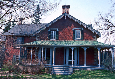 General view of Hillary House showing the highly decorative verandah running along the front, north and south walls of the house. © Parks Canada Agency / Agence Parcs Canada.
