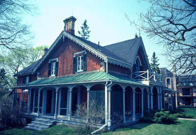 General view of Hillary House showing its Gothic Revival style detailing such as  bargeboards, label mouldings on upper-storey windows © Parks Canada Agency / Agence Parcs Canada.