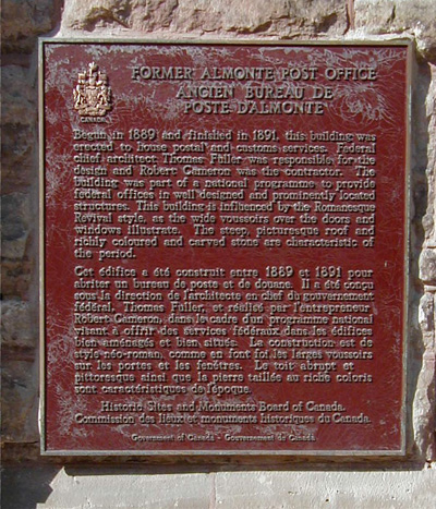 Detailed view of the HSMBC plaque on the façade of the building © Parks Canada / Parcs Canada, 2003