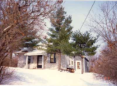 Vue générale de la maison fortifiée du maître-éclusier, 1987. © Parks Canada Agency / Agence Parcs Canada, 1987.