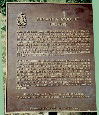 View of the HSMBC plaque on the front lawn of the Susanna Moodie Cottage © Parks Canada / Parcs Canada, 1989