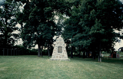 View of HSMBC plaque and cairn in Deseronto, ON © Parks Canada Agency / Agence Parcs Canada, 1989.