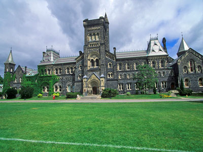Vue générale de University College qui montre son emplacement bien en vue sur le point le plus élevé de la pelouse centrale du campus de l’Université de Toronto. © Parks Canada Agency / Agence Parcs Canada.