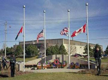 Cérémonie de jour de souvenir au monument du camp X en parc intrépide, Whitby, Ontario, 2008 © Camp X Historical Society, http://www.campxhistoricalsociety.ca/activities.htm, accessed April 2010