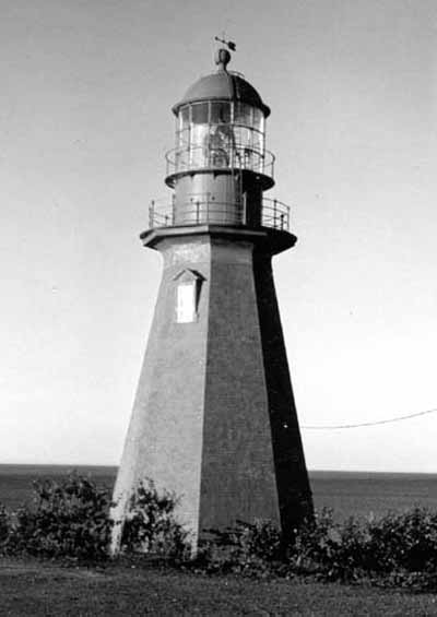 General view of the Lighthouse, showing the well-proportioned eight-sided tower divided into three sections, 1980. © Canadian Transportation Agency, Canadian Coast Guard / Office des transports du Canada, Garde côtière canadienne, NLF 1657, 1980.