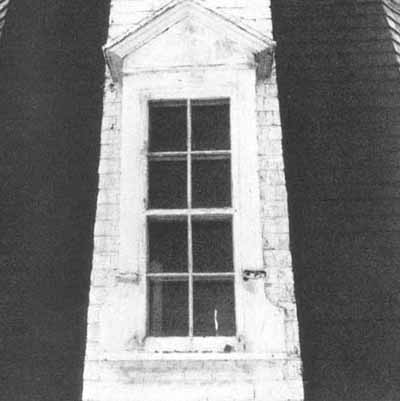 Detail view of the Lighthouse, showing the triangular shaped lintels capping the windows, 1975. © Parks Canada Agency / Agence Parcs Canada Dudley Witney, 1975.