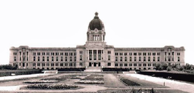 Vue générale de l'édifice de l'Assemblée législative, qui montre son style baroque édouardien/Beaux-Arts. © Library and Archives Canada / Bibliothèque et Archives Canada.