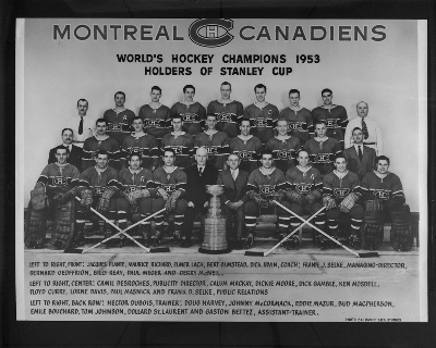 Photographie historique montrant les Canadiens de Montréal ayant remporté la coupe Stanley, 1953. © Library and Archives Canada, Hockey Hall of Fame \ Bibliothèque et Archives Canada, Temple de la renommée du hockey, PA-049627