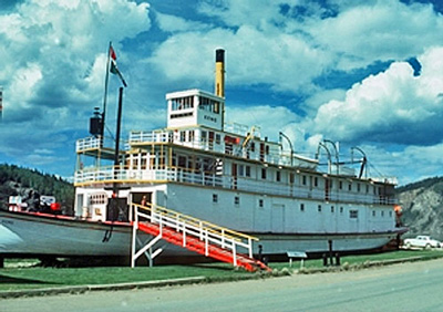 Vue générale du lieu historique national du Canada S.S. Keno montrant  l'unité préservée du navire d'origine, 1977. © Agence Parcs Canada / Parks Canada Agency, P. McCloskey, 1977.