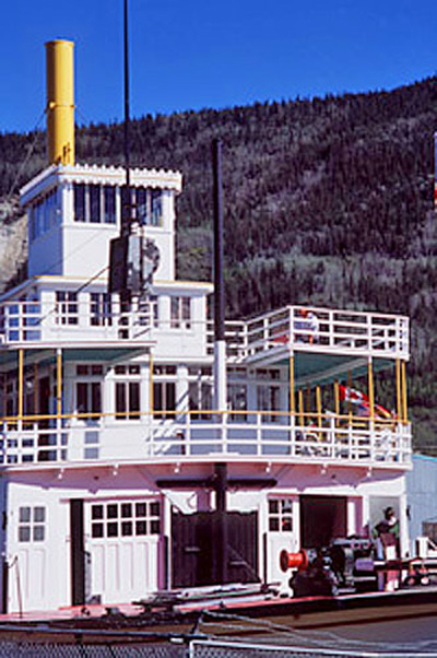 Detail view of the S.S. Keno showing  the quality of its construction and its components, in particular its structural framing, mechanical systems and its well-executed carved planking, 2000. © Parks Canada Agency / Agence Parcs Canada, J.F. Bergeron, 2000.