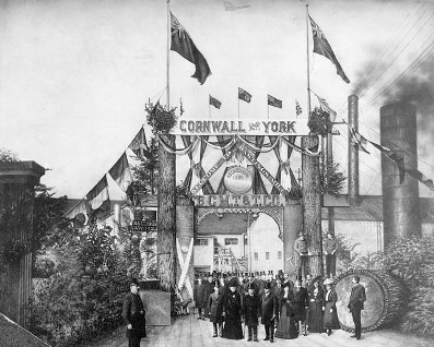 Cornwall and York: Their Royal Highnesses passing beneath arch at Hastings Mill. (© Patent and Copyright Office / Bibliothèque et Archives / Library and Archives Canada / PA-028962)