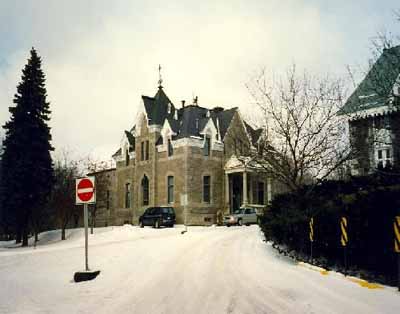 General view of administrative building at Notre-Dame-des-Neiges Cemetery National Historic Site of Canada, 1997. © Parcs Canada | Parks Canada