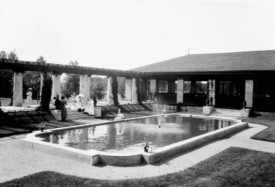 Historic photograph showing court in Pavilion Assiniboine Park, ca 1920 © Library and Archives Canada | Bibliothèque et Archives Canada, Albertype Company, PA-032693
