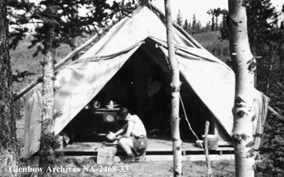 First youth hostel at Bragg Creek, 1933 (© GlenbowArchives, NA-2468-33)