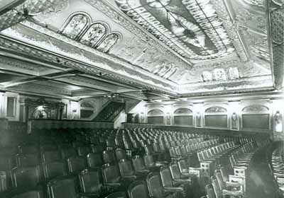 View of the auditorium, from the ground-floor to the rear, of the Rialto Theatre National Historic Site of Canada, 1930. © Bibliothèque et Archives Canada, archives audiovisuelles, négatif no. 3969 / Library and Archives Canada, Audiovisual Archives, negative No 3969, 1930.