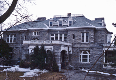 General view of Fulford Place, showing the design of the house and its use of Beaux-Arts classical motifs. © Parks Canada Agency / Agence Parcs Canada.