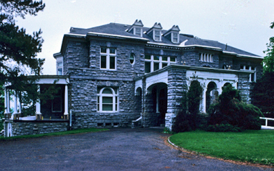 General view of Fulford Place, showing its varied use of building and finishing materials, volume, verandahs and piazzas. © Parks Canada Agency / Agence Parcs Canada.