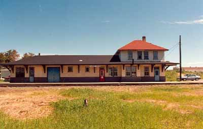 Vue générale montrant une façade de la gare de VIA Rail/Canadien National, 1991. (© Murray Peterson, 1991.)