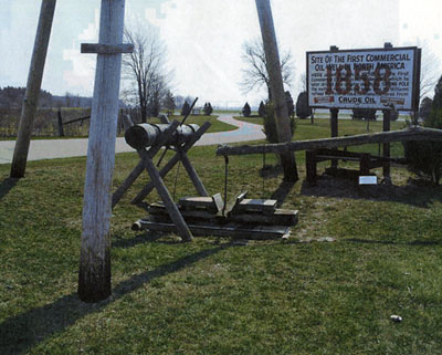 "Williams-dug" Puit de pétrole, près du musée, avec une tour de forage tripolaire, au Lieu historique national du Canada du Premier-Champ-Pétrolifère-Commercial, 2005. © Agence Parcs Canada / Parks Canada Agency, A. Roos, 2005.