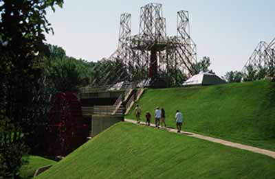 Vue du complexe du haut fourneau au lieu historique national du Canada des Forges-du-Saint-Maurice, 2002. © Parks Canada Agency / Agence Parcs Canada, E. Kedl, 2002.