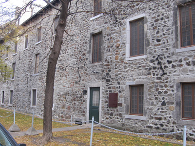 Photo of plaque showing location on front of building. © Parks Canada Agency / Agence Parcs Canada, 2010 (Jim Molnar)