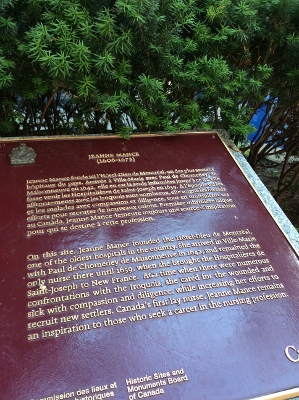 Plaque de la Commission des lieux et monuments historiques du Canada commémorant Jeanne Mance © Agence Parcs Canada | Parks Canada Agency, S. Desjardins, 2016.