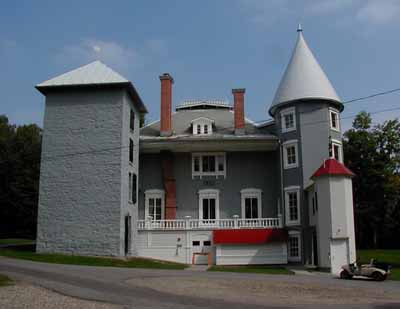 General view showing its four-storey, rectangular massing. © Parks Canada Agency / Agence Parcs Canada