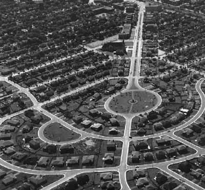 Vue aérienne de la cité modèle du Mont-Royal dans les années 1960. © Parks Canada Agency / Agence Parcs Canada, 2007.