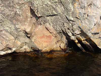 View of the rock art paintings on the cliff face that rises sheer out of the water at Mazinaw Pictographs National Historic Site of Canada, 2008. © Agence Parcs Canada / Parks Canada Agency, Erica Lenton, 2008.