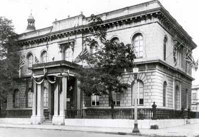 Vue en angle montrant la façade avec l'entrée principale de l'Édifice de la douane de Kingston, 1927. (© Library and Archives Canada / Bibliothèque et Archives Canada, PA-57417, 1927.)