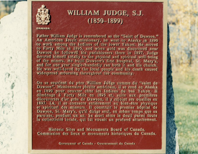 Detailed view of the HSMBC plaque commemorating the 'Saint of Dawson' © Parks Canada / Parcs Canada, 1993