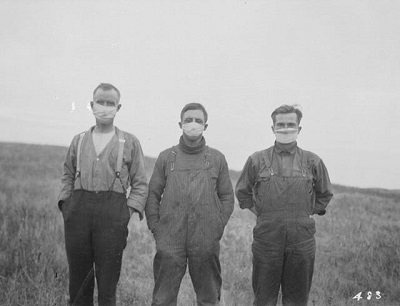 Hommes portant un masque durant l'épidémie de grippe espagnole (© Bibliothèque et Archives Canada // Library and Archives Canada / PA-025025)