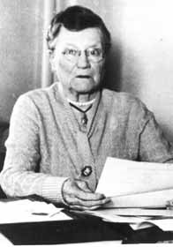 E. Cora Hind, sitting at desk, [193-] © Archives du Manitoba // Archives of Manitoba, Canadian Women’s Press Club fonds, Photograph 7. E. Cora Hind, sitting at desk, [193-], P7659/4, N22461.